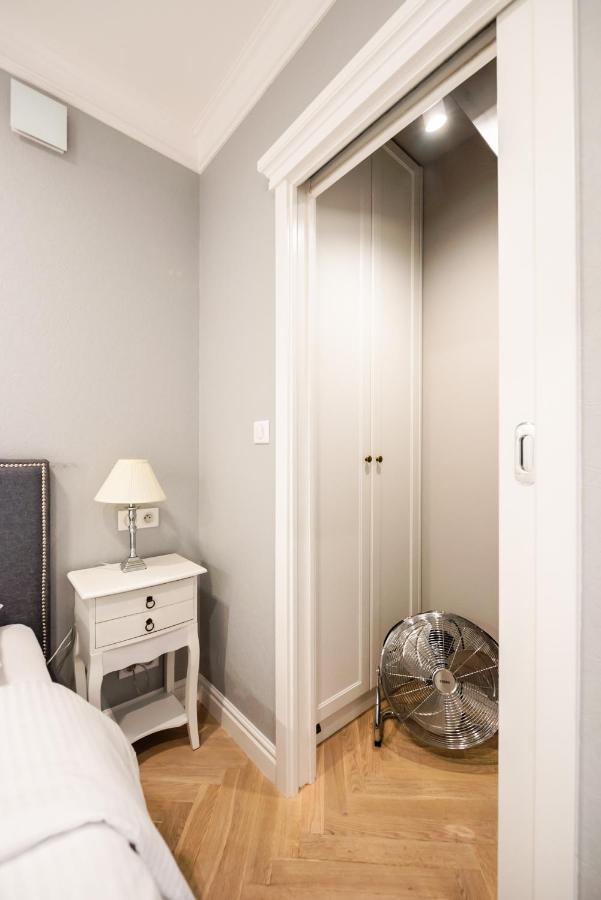 Lovely Apartment In The Heart Of Варшава Екстериор снимка