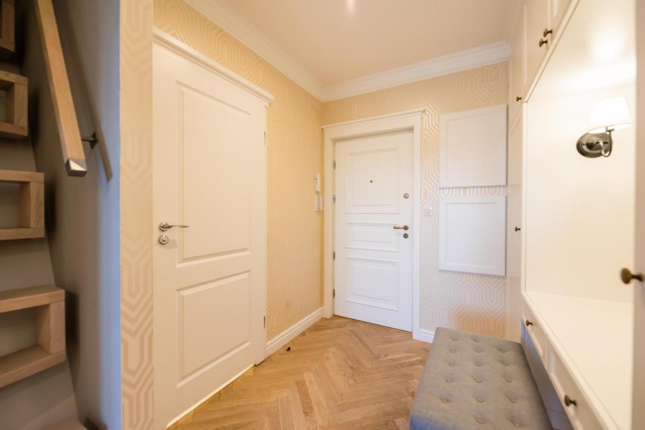 Lovely Apartment In The Heart Of Варшава Екстериор снимка