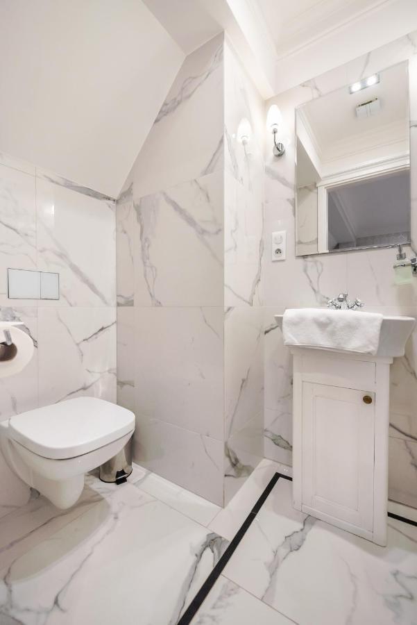 Lovely Apartment In The Heart Of Варшава Екстериор снимка